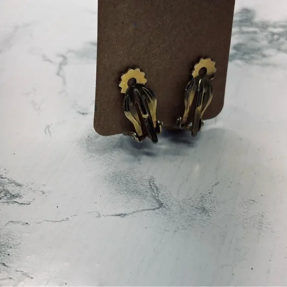 Gold Ribbed Earrings vintage clip on - Picture 8 of 8